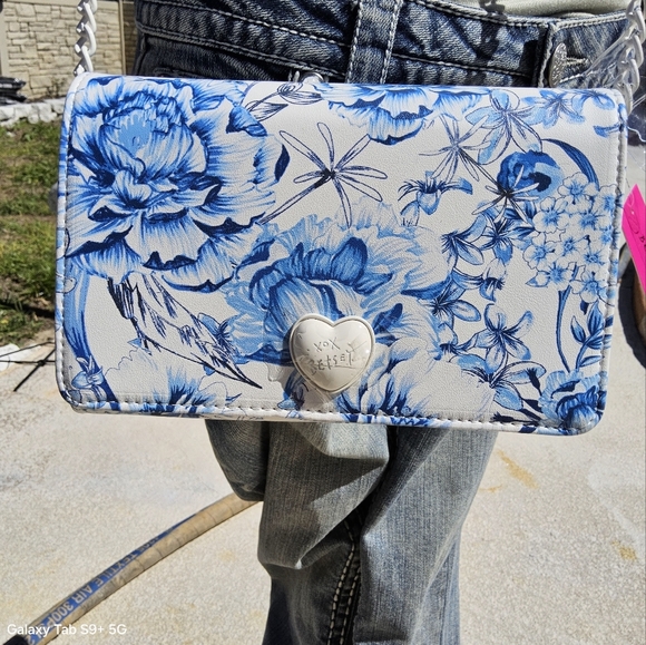 NWT Betsey Johnson Blue and White Floral Crossbody Bag with Structured Design - Picture 9 of 11